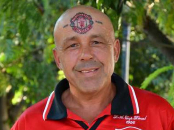 Wah, Penggemar Fanatik Ini Buat Tattoo Logo Manchester United di Dahinya!